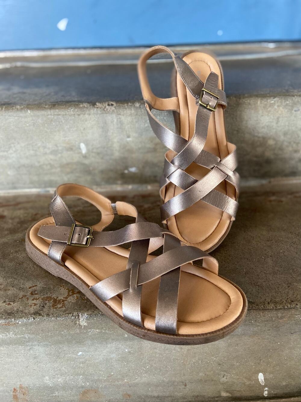 Easy spirit champagne colored criss criss strap flat sandal